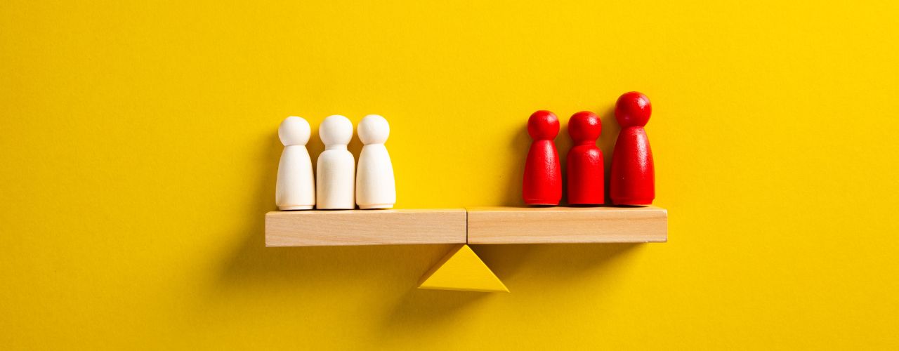 Questa visione si radica nei principi profondi della volontà di aiutare gli altri a crescere e a realizzare il loro pieno potenziale. la leadership spirituale guidare con saggezza e compassione